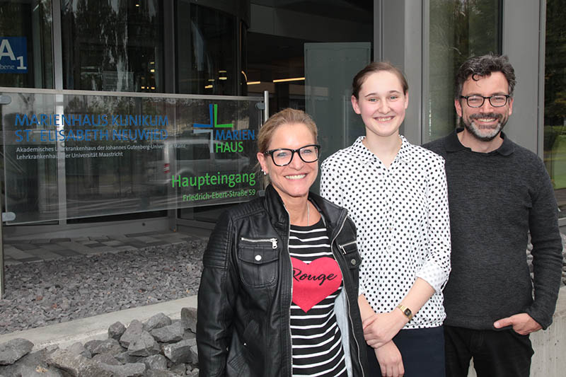 Marianna Apelt mit Peter Giehl, dem Leiter des Rheinischen Bildungszentrums, und Nicole Hahn von der Pflegedirektion des Marienhaus Klinikums. Foto: hf