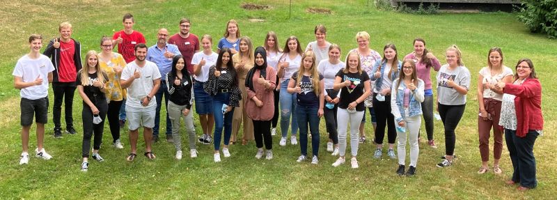 Auszubildende des DRK Bildungszentrums in zwei Klassen mit Schulleitung Corinna Kronsteiner-Buschmann (rechts). Fotos: privat