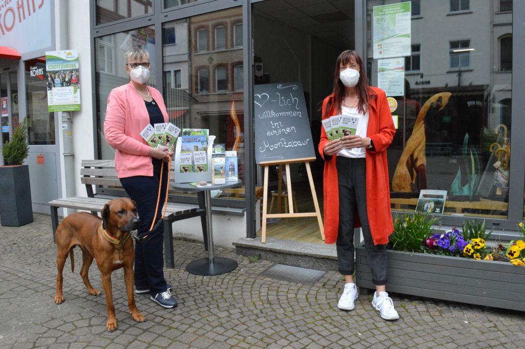 Lange ersehnt ist sie jetzt endlich da: Die Wanderbroschre Wller-Pfoten-Pfade. Die beiden Initiatorinnen Martina Zngel-Hein (links mit Hund Raban) und Karin Maas, die Leiterin der Tourist-Information Montabaur, freuen sich, wenn viele Wanderer, Mensch und Tier, das neue Angebot nutzen. (Bild: VG Montabaur / Ingrid Ferdinand)