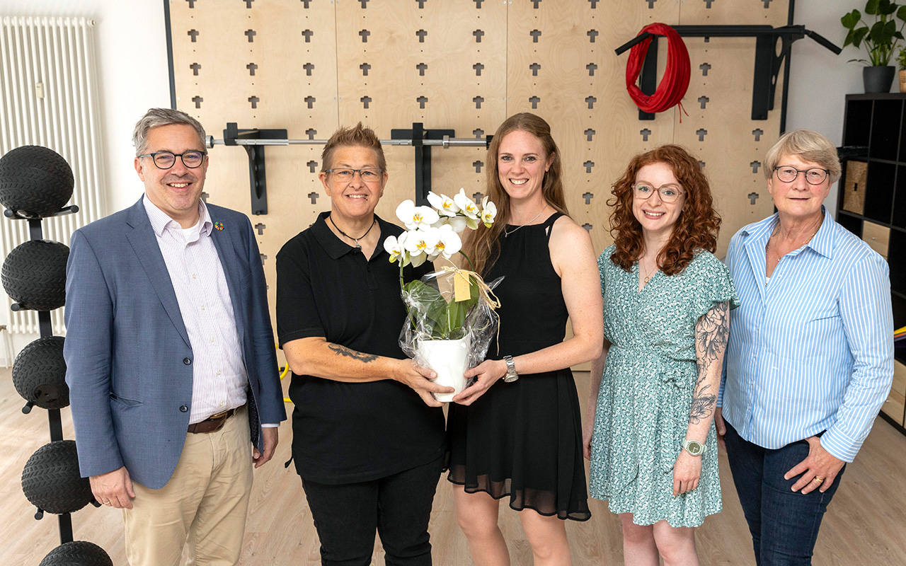 Carsten Lucke (l.) und Sabine Willwacher(r.) gratulieren Bea Vogt, Lena Melchert und Luisa Dornseifer zur Erweiterung des Ateliers. (Foto: Fotostudio Rder-Moldenhauer)