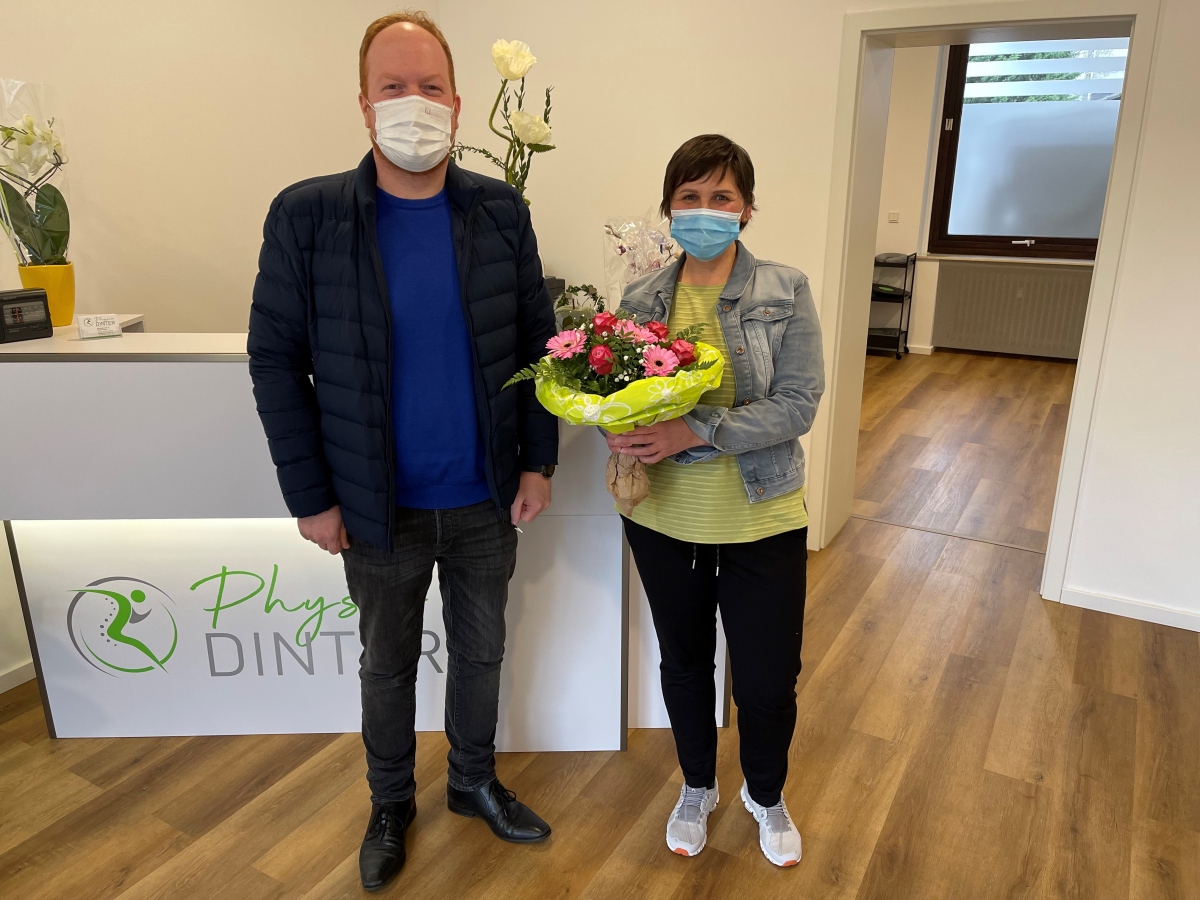 Zur Neuerffnung ihrer neuen Praxis in der Kirchener Bahnhofstrae berbrachte Brgermeister Andreas Hundhausen Glckwnsche und Blumen fr Inhaberin Olga Dinter. (Foto: Verwaltung Kirchen) 