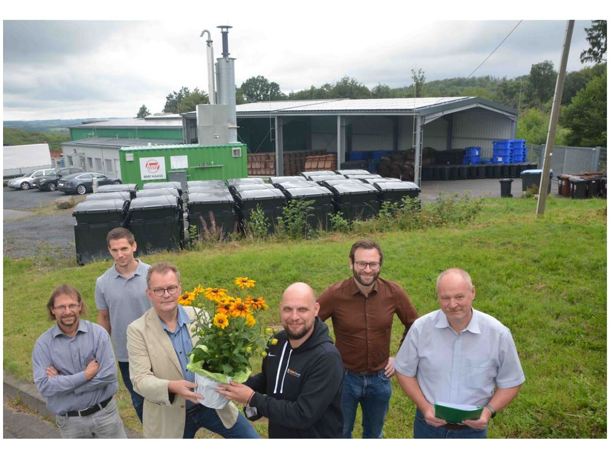 Bei einem Pressegesprch wurde die neue Photovoltaikanlage (hinten) auf dem Betriebs- und Wertstoffhof vorgestellt (von links): Andreas Haiduka, Jan Nauroth, Gerd Dittmann, Simon Reichmann, Stefan Glssner und Werner Schumacher. (Fotos: tt)