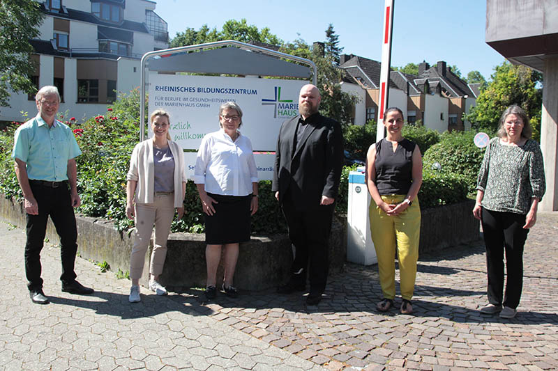 Florian Metzler (Mitte) zusammen mit Sandra Postel (2. von links), der Leiterin der Marienhaus-Bildung, Dr. Maria Krupp, der Leiterin der Schule fr Gesundheits- und Pflegeberufe, Annette Kremp, der Fachleiterin Pdiatrische Intensivpflege, Elisabeth Becker-Kalapis, der Leiterin der MTRA-Schule und Peter Schmitz, der die Fortbildungen verantwortet (von rechts). Foto: hf