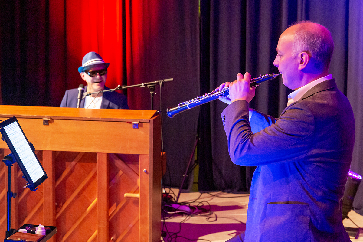 Klare Rollenverteilung auf der Bhne: Jazzpianist Charles Herrig und Solo-Oboist Marc Schaeferdiek begeistern mit ihrer ungewhnlichen Konstellation. Fotos: privat