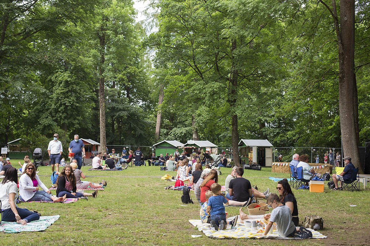 Im Hachenburger Burggarten finden kulturelle PICKNICKs statt. Foto: Helmi Tischler-Venter