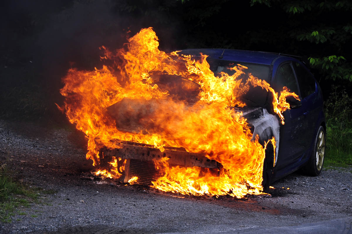 Auto im Vollbrand: Feuerwehreinsatz auf der K 15 zwischen Hemmelzen und Neitersen