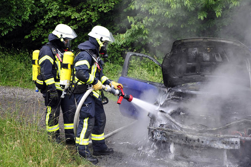 Auto brennt vollstndig aus in Weitefeld
