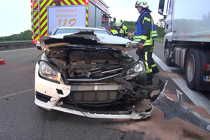 A 3 Unfall zwischen PKW und LKW - Fahrer unter Schock