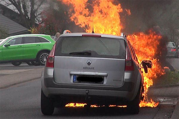 Vollbrand eines PKW - Verdacht der Brandstiftung 