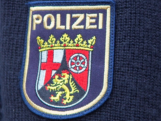 Frau trat und biss Polizisten in Daaden 
