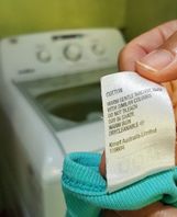 Der Waschzettel zeigt die Materialzusammensetzung der Kleidung an. Foto: Initiative Hachenburg Plastikfrei