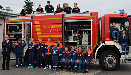 Die Jugendfeuerwehr Pleckhausen ist der "Nachwuchskader" des Lschzuges Pleckhausen. Nach sechsjhriger Amtszeit beendete Jens Kalscheid (links) seine Ttigkeit als Jugendfeuerwehrwart. In der aktiven Wehr ist der frhere Jugendfeuerwehrwart weiterhin als Gruppenfhrer ttig. Foto: Feuerwehr Pleckhausen 