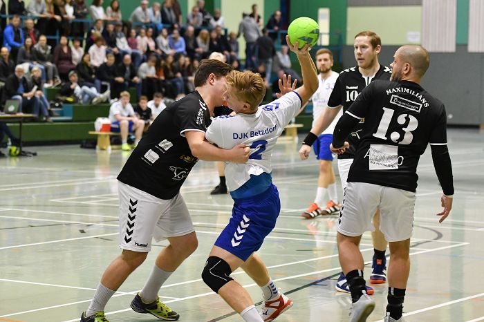 Trotz Niederlage wurde das Spiel fr die Betzdorfer Handballer zur Sensation. Hier mit der Rckennummer 2 zu sehen, Spielertrainer Marco Cassens. Foto: Verein