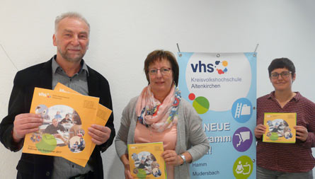 Auch 2017 gemeinsam auf gutem Kurs: Bernd Kohnen, Inge Wiedenhfer-Becker und Cathy Sturm (von links) prsentieren das neue KVHS-Programmheft mit vielen hundert Angeboten. Foto: KV