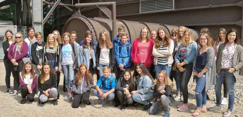 Die Gruppe vor dem Gasometer in Oberhausen. Foto: KV