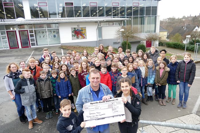 Die Unesco-AG des Freiherr-vom-Stein Gymnasiums Betzdorf-Kirchen bekam am Donnerstagmorgen, 30. Januar, Besuch. Der Grnder und Vorsitzende von Pro-Fil Hilfe fr Kinder in Not, Matthias Merzhuser war zu Gast. Fotos und Text: ma