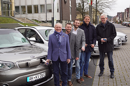 Die Kreisverwaltung Altenkirchen fhrt elektrisch. Landrat Michael Lieber, Florian Strunk (Energieagentur Rheinland-Pfalz), Klimaschutzmanager Stefan Glssner, Lars Kober und Fuhrparkmanager Andreas Kahn (alle Mitarbeiter der Kreisverwaltung) (v.l.) prsentieren die wachsende Elektroautoflotte. Foto: KV