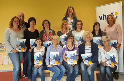 Die erfolgreichen Weiterbildungs-Absolventinnen des diesjhrigen Piklerpdagogik-Kurses bei der Zertifikatsbergabe. Ab 26. Februar startet bei der Kreisvolkshochschule ein neuer Kurs. Foto: KV 