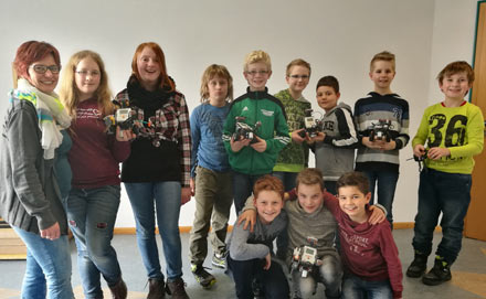 Roboter zum Leben erweckt: 13 technikbegeisterte Kinder und Jugendliche lernten krzlich unter Anleitung von Projektbetreuerin Michaela Wei-Janssen in Nauroth erfolgreich wie ein Roboter programmiert und gesteuert werden kann. Foto: KV