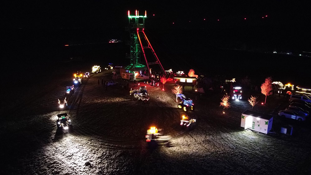 Adventsglanz im Westerwald: Barbaraturm mit grtem Adventskranz erstrahlt