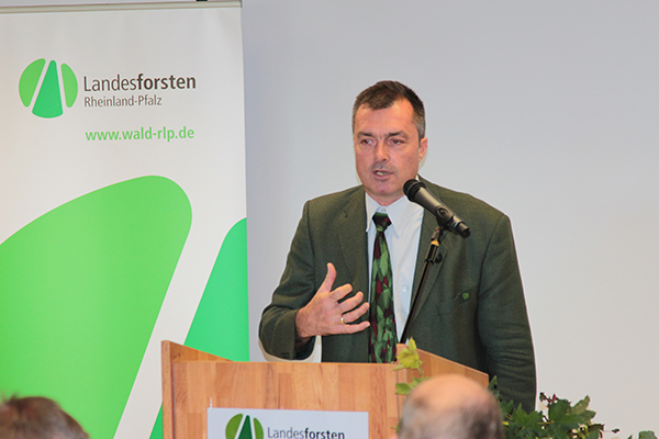 Stefan Asam, Direktor der Zentralstelle der Forstverwaltung Rheinland-Pfalz whrend seiner Rede ber die waldbezogenen Herausforderungen des Klimawandels. Fotos: Marco Reetz, FBZ