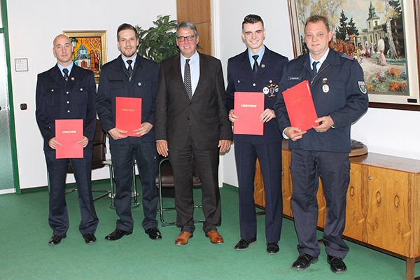 Bei einer kleinen Feierstunde im Rathaus berreichte Andree Stein (Mitte) die Befrderungsurkunden an (v.l.) Pascal Gutjahr, Christian Limburg, Jonathan Becker und Dirk Fuhller. Foto: VG Montabaur