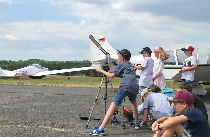 Das Filmteam am Flugplatz Dierdorf-Wienau. (Foto: Kreismedienzentrum Altenkirchen)