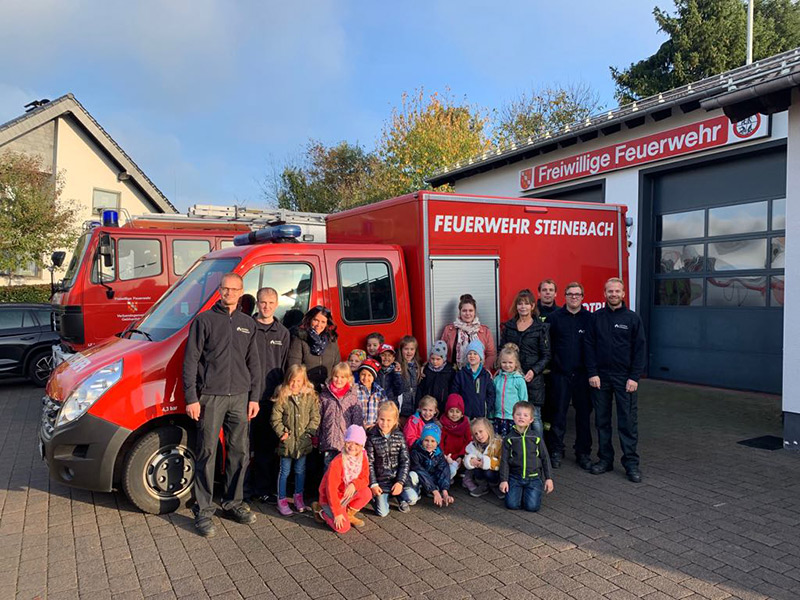 Die Gebhardshainer Vorschulkinder "Schukis" am Steinebacher Feuerwehrhaus. (Foto und Text: Kita)