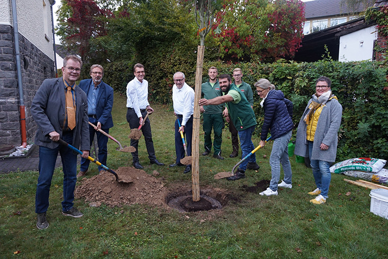 Eine stattliche Sumpfeiche und einen Amberbaum spendete der Frderverein anlsslich des Vorstandswechsels fr den Garten des denkmalgeschtzten Gebudes der Kreismusikschule in Altenkirchen. Landrat Dr. Peter Enders (4. von links) und Dr. Andreas Reingen (3. von links) legten selbst Hand an und wurden tatkrftig untersttzt von (von links) Gerd Dittmann, Michael Ullrich, dem Team des Pflanzenhofs Schrgs und den weiteren Vorstandsmitgliedern Sabine Hottgenroth-Voigt und Brigitte Zimmermann. (Foto: Kreisverwaltung Altenkirchen)