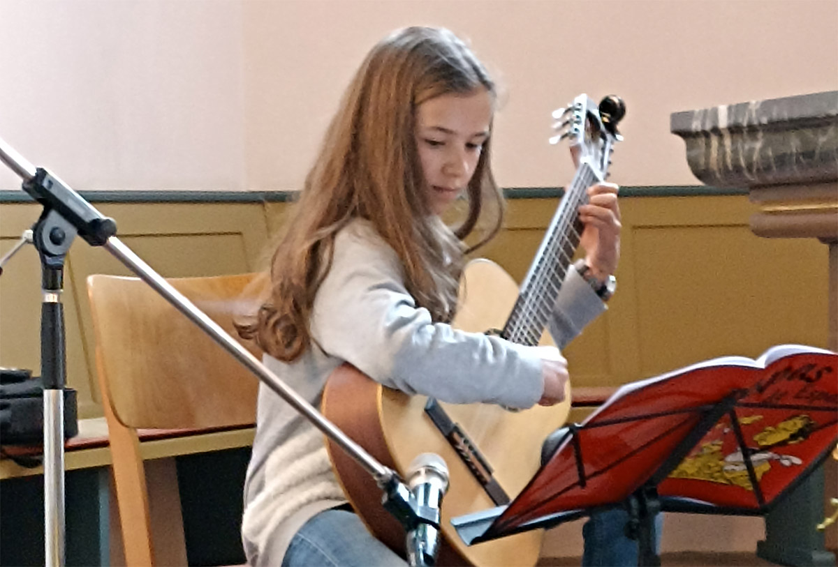 Juna Bcker, Gitarre aus der Klasse R. Schlieder hat am 10. April den Musikgottesdienst mitgestaltet. Foto: Kreismusikschule des Westerwaldkreises