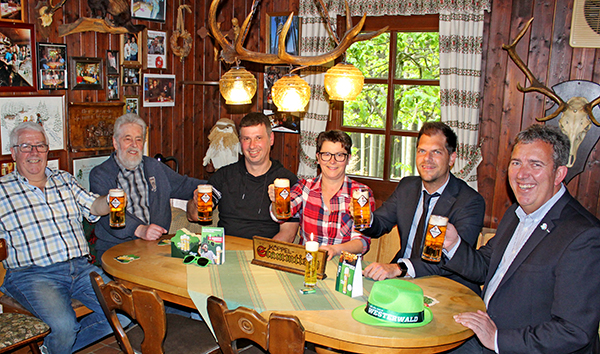 v.l.n.r. Ortsbrgermeister Thomas Fein, Peter Schrder, Oliver Bsch, Simone Pietsch, Jens Geimer und Klaus Strder von der Westerwald-Brauerei. Foto: Pr