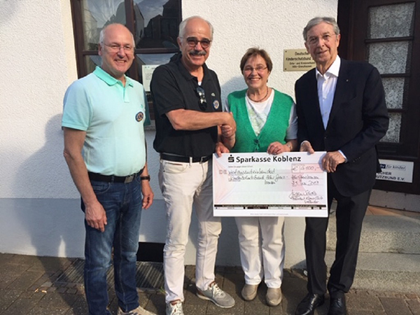 Bei der Scheckbergabe waren dabei (von links): Martin Schfer (Lions Club Vallendar), Jrgen Scholz (Prsident), Heidi Ramb (1. Vorsitzende des Kinderschutzbundes Hhr-Grenzhausen) und Wilfried Geissler-Sahm. Foto: DKSB privat