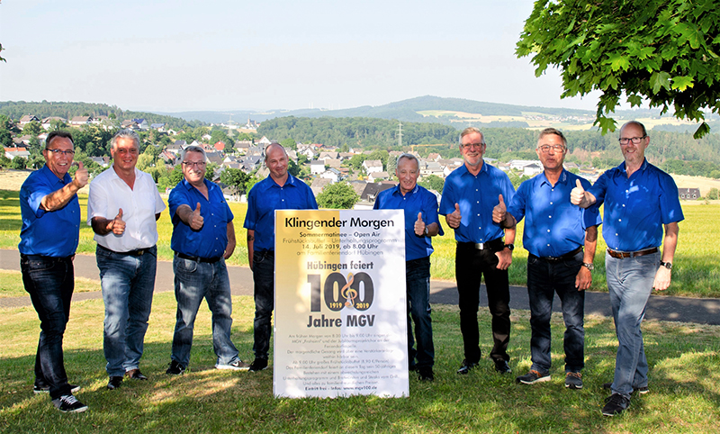 In Hbingen ist man weiter in Feierlaune. Eine Jubilumsmatinee besonderer Art plant der MGV Frohsinn Hbingen gemeinsam mit dem Familienferiendorf Hbingen am frhen Morgen des 14. Juli. Ab 8 Uhr singen der MGV und der Jubilumsprojektchor mit Verstrker an der Hbinger Feriendorfkapelle mit Blick bis zum Feldberg im Taunus. Vorab haben die Festausschussmitglieder mit dem MGV - Vorsitzenden Ulrich Quirmbach (rechts), dem Festausschussvorsitzen Wilfried Noll (links) und dem Hausleiter des Familienferiendorfes Hbingen, Hans-Peter Gauer (zweiter von links) noch alle Hnde voll zu tun. (Foto: J. Schmengler)