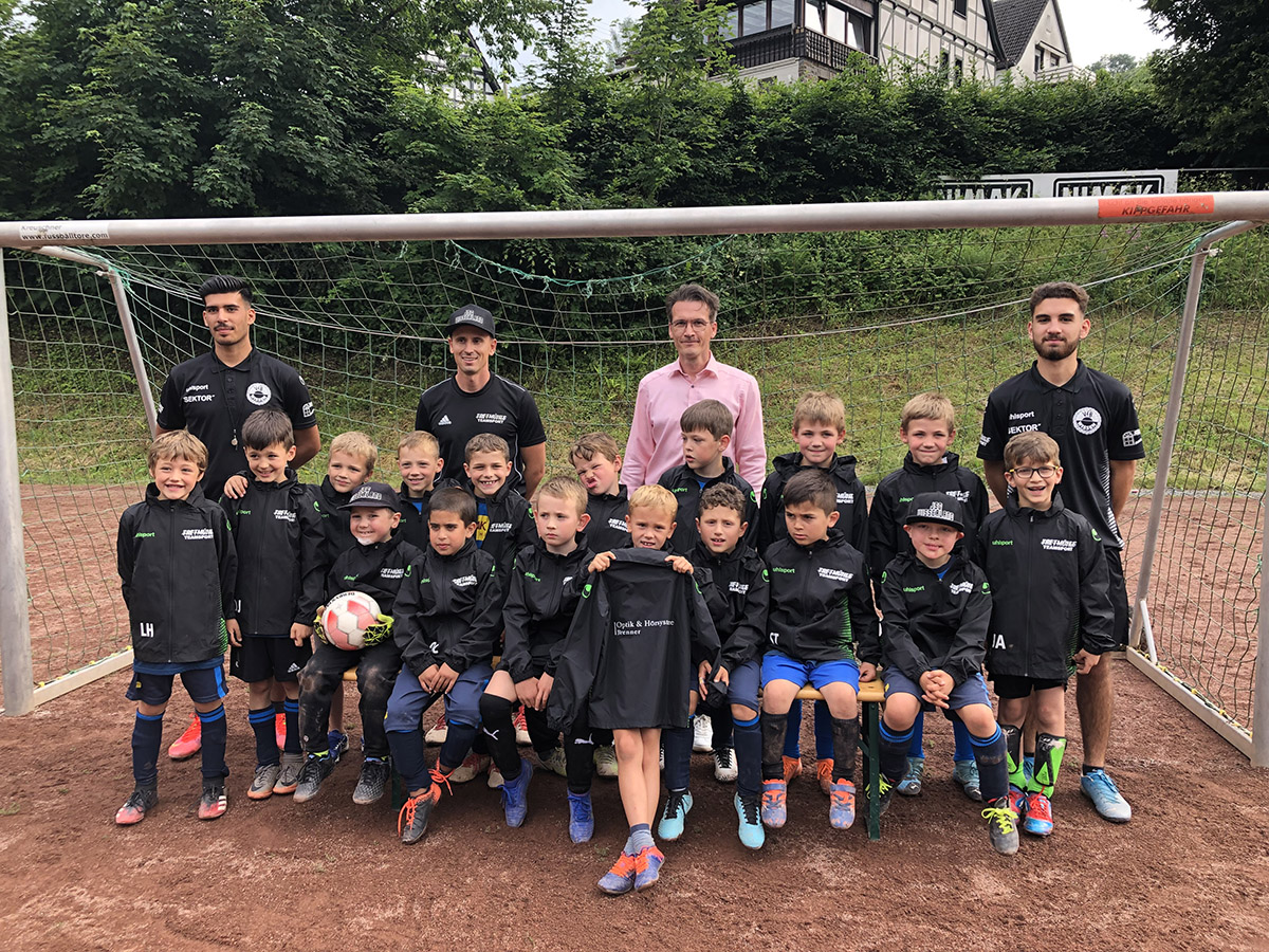 Foto: Hinten v. links n. rechts die Trainer Eren Cifci und Stefan Krombach, der Sponsor Torsten Brenner und der Trainer Furkan Cifci. Vorne die Kinder der F-Jugend Mannschaft. Quelle: Pr