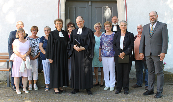 Der neue Pfarrer zusammen mit Prpstin Puttkammer, den Mitwirkenden seiner Ordination und dem Kirchenvorstand vor der Stiftskirche. Fotos: Sabine Hammann-Gonschorek