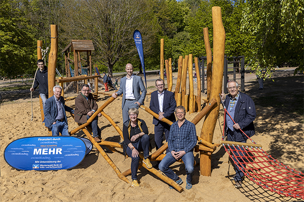 Foto: RMO, Bad Marienberg, Einweihung Motorik-Parcours: Lukas Weber, Gerd Schimmelfennig, Stefan Weber, Denis Sohlbach, Sabine Willwacher (Stadtbrgermeisterin), Benjamin Brodt (Westerwald Bank), Bernd Becker, Ernst-Emil Nies.  Alle Personen, auer Herrn Brodt, sind Vorstandsmitglieder des Frderverein Wildpark e.V.