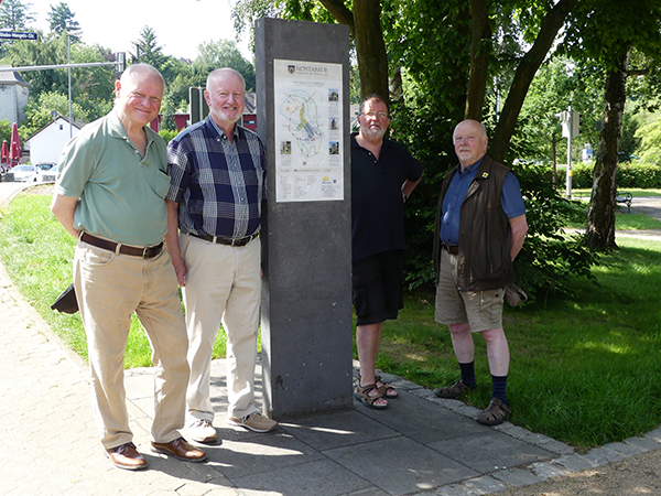 Stolz prsentieren die Mitglieder der Arbeitsgruppe Stadtrundgang die neue Stele an der Hospitalstrae: (v.l.). Dr. Hermann-Josef ten Haaf, Dr. Paul Possel-Dlken, Paul Widner und Klaus Winter. Foto und PM: VG Montabaur