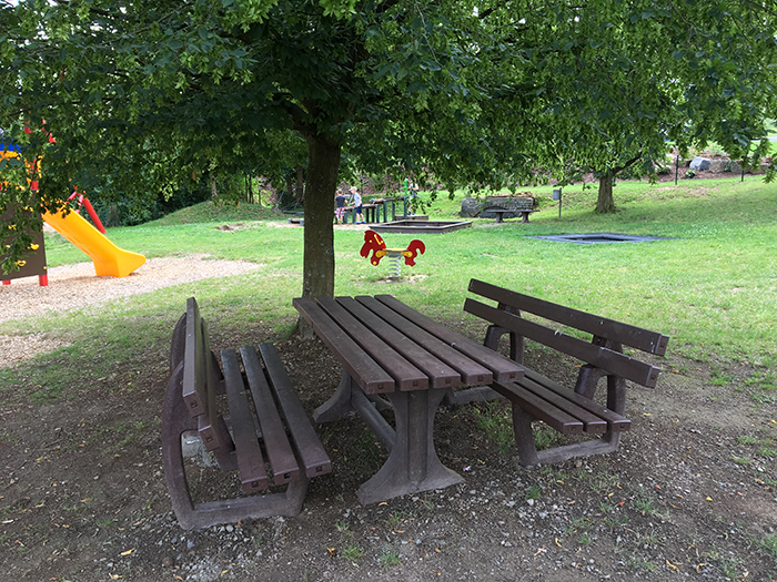 Arbeitseinsatz auf dem Spielplatz mit berraschungen