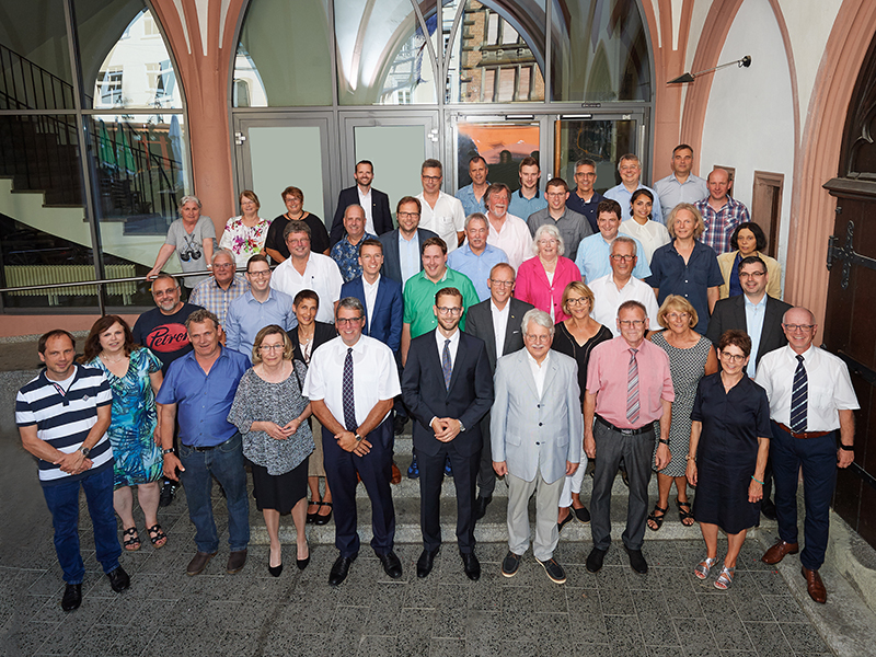 Der neue Verbandsgemeinderat vor dem historischen Rathaus von Montabaur. Auf dem Bild fehlen Dr. Dorothea Behme-Wechsung, Sebastian Stendebach und Sigrun Thon. (Bild: Foto Gros)