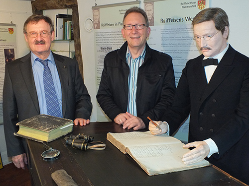 Bundestagsabgeordneter Erwin Rddel mit dem stellvertretenden Vorsitzenden der Deutschen Friedrich-Wilhelm-Raiffeisen-Gesellschaft e.V., Josef Zolk, im Raiffeisen-Haus Flammersfeld.  (Foto: Reinhard Vanderfuhr / Bro Rddel)