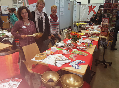 Am Stand der Kirchlichen Sozialstation Altenkirchen e.V. stellte Martina Peter (ausgebildete Klang-Therapeutin) die Vorteile einer Klangmassage vor. "Klang ist wie eine liebevolle Berhrung - wie ein warmherziges 