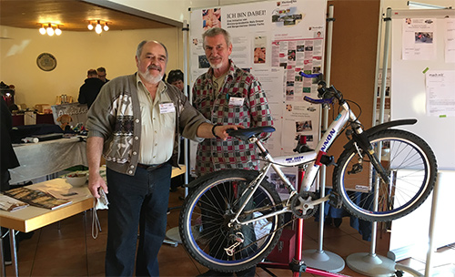 Mitglieder der Gruppe Repair-Kaffee und Reise-Lust stellten sich auf dem Regionalmarkt in Flammersfeld vor. Fotos: Verbandsgemeinde Flammersfeld