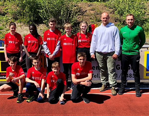 Das erfolgreiche Team der IGS Hamm/Sieg: Tanja Braun, Soundie Mulitze, Marinus Viana-Rodriguez, Kimi Wolf, Lisa Gehrsitz, Betreuer Noel Schuller und Sportlehrer Max Hitzel (hintere Reihe v.l.n.r.), Liam Salentyn, Til Niederhausen, Philip Schupp, Jonas Fuhrmann (vordere Reihe v.l.n.r.). Foto und Bericht: Max Hitzel