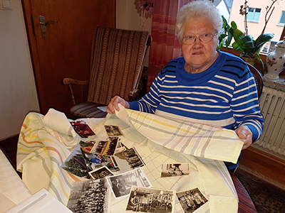 Die 77-jhrige Rentnerin Kathi Lachmuth aus Gllesheim hlt eine Tischdecke in der Hand, die sie vor rund 55 Jahren selbst in der damaligen Weberei Johann Schmidt im Brdenbacher Ortsteil Grube Louise angefertigt hat. Fotos: Rolf Schmidt-Markoski