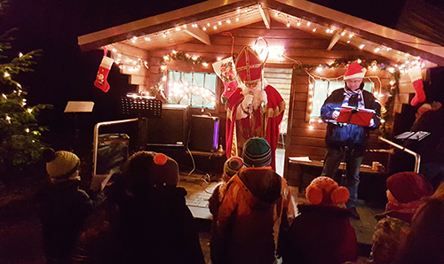 Der Nikolaus stand bei den kleinen Besuchern des vorweihnachtlichen Abends in Gllesheim im Mittelpunkt. Fotos: Sportverein Gllesheim