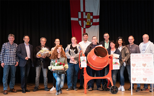 Das Foto zeigt die Gewinner der Hauptpreise mit den Organisatoren der Losaktion. Foto: Simone Fischer
