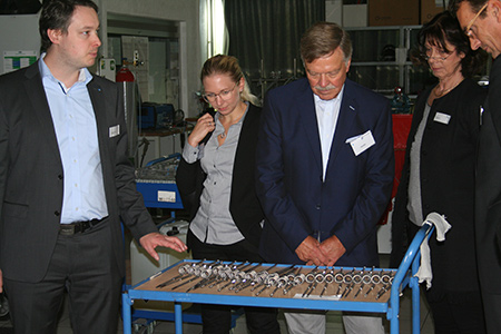 Beim Rundgang durch die Produktion: Ute Brisch (rechts). Foto: Tube-Tec