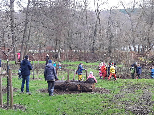 Projekte-Gruppe gestaltet mit Helfern naturnahe Freizeit- und Spielflche