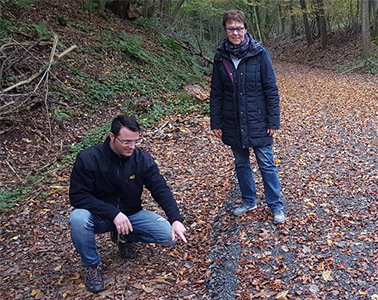 Die Oberlahrer Ortsbrgermeisterin Anneliese Rosenstein machte sich jetzt ein Bild von den Wanderwege-Sanierungsmanahmen im Bereich des frheren Bahndammes in ihrer Gemeinde. Thorsten Frmgen (stellvertretender technischer Werkleiter) vom Tiefbauamt der Verbandsgemeinde Flammersfeld gab fachliche Informationen. Fotos: Rolf Schmidt-Markoski