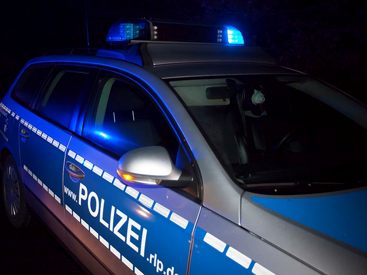 Schockierender Angriff auf Auto und Beifahrer in Wissen 
